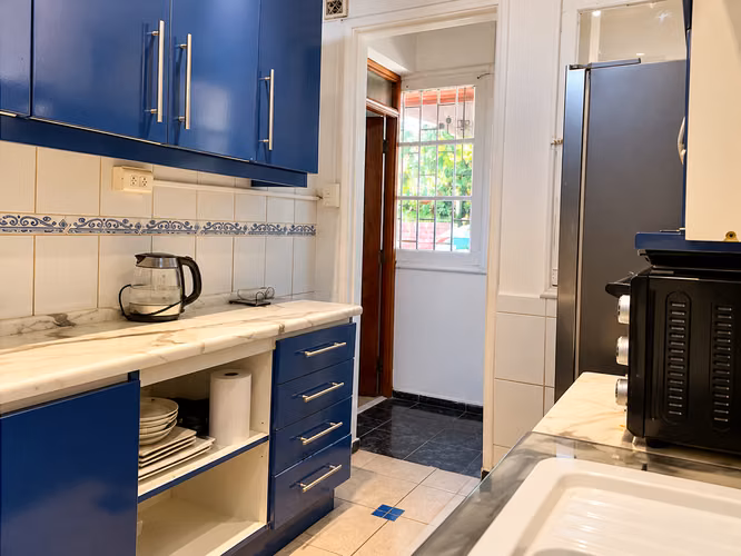 EMPRENDE Y VIVE EN TU PROPIA CASA  330 M2 MAS BODEGAS