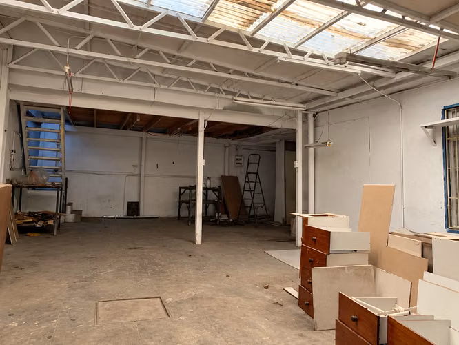 EMPRENDE Y VIVE EN TU PROPIA CASA  330 M2 MAS BODEGAS