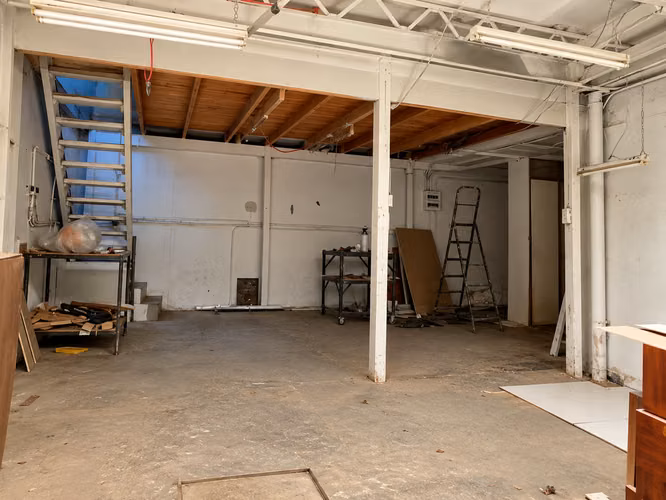 EMPRENDE Y VIVE EN TU PROPIA CASA  330 M2 MAS BODEGAS