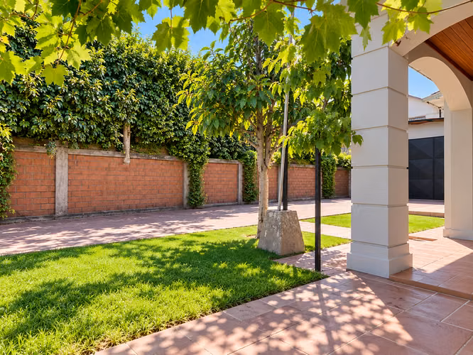 EMPRENDE Y VIVE EN TU PROPIA CASA  330 M2 MAS BODEGAS