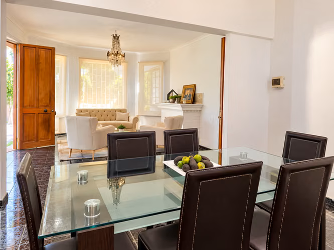 EMPRENDE Y VIVE EN TU PROPIA CASA  330 M2 MAS BODEGAS