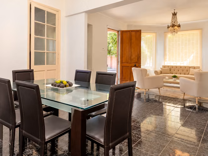 EMPRENDE Y VIVE EN TU PROPIA CASA  330 M2 MAS BODEGAS