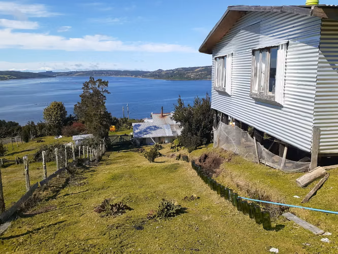 TERRENO DE 2.016 M2, CON 2 CASAS HABITACIÓN-COMUNA QUELLÓN.