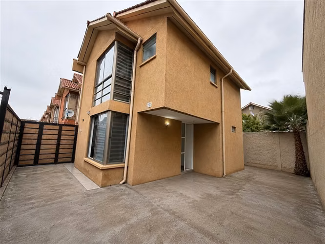 Casa en venta 2 pisos de 3 dorm. en el ABRAZO Maipú