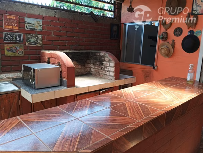 CASA CON AMPLIOS ESPACIOS Y 11 D, 5B EN VENTA EN CERRILLOS