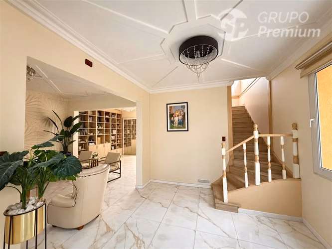 Casa en venta Independencia sector residencial 5D 4B Piscina