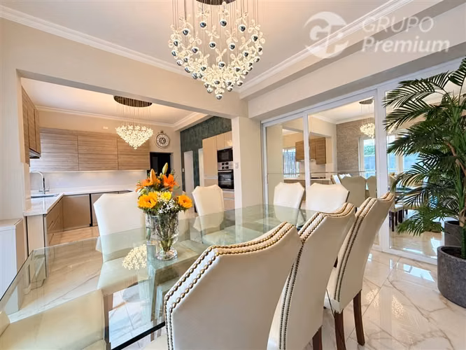 Casa en venta Independencia sector residencial 5D 4B Piscina