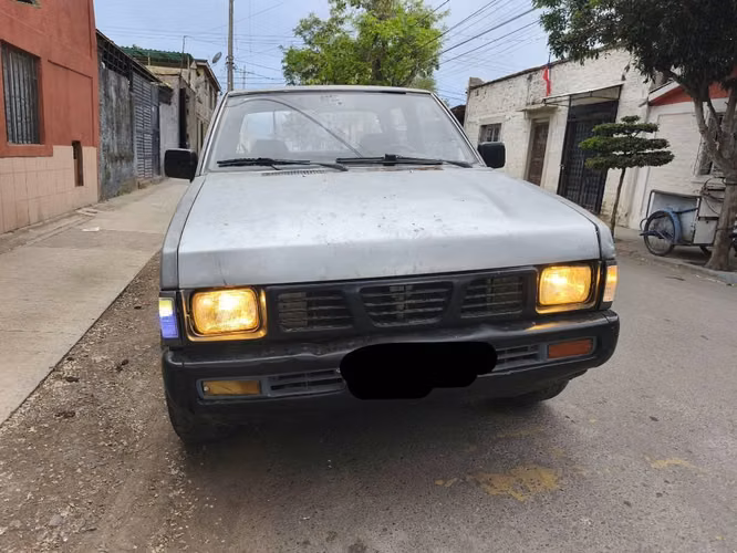 Camioneta Nissan d21 año 98 al día