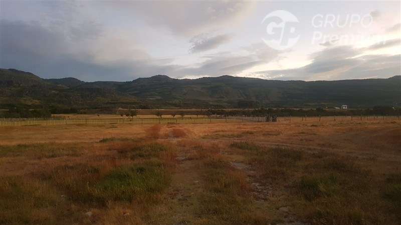 Gran Parcela con casa en construcción en venta en Lago Verde