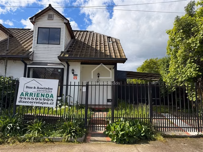 Casa en arriendo 2 pisos, Jardínes de Talca