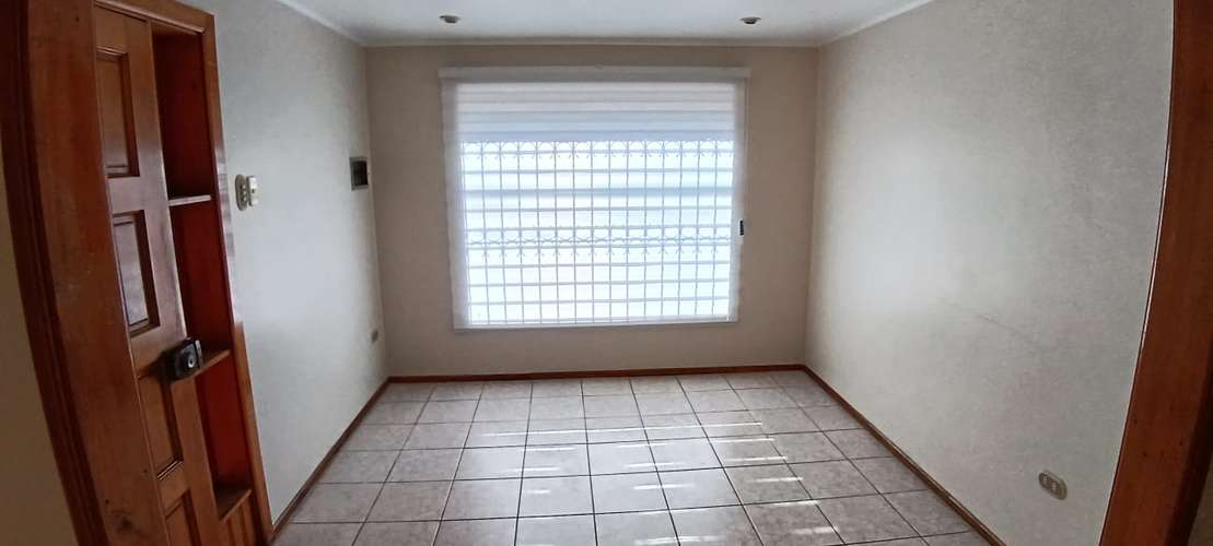  SE ARRIENDA CASA EN BARRIO UNIVERSITARIO, 4 DORMITORIOS Y 2 BAÑOS.