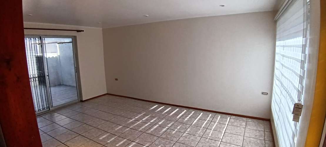  SE ARRIENDA CASA CON 4 DORMITORIOS Y 2 BAÑOS EN BARRIO UNIVERSITARIO.