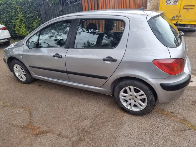 SE VENDE PEUGEOT 307 XR 1.6 AUTOMÁTICO – AÑO 2004 - Imagen 5