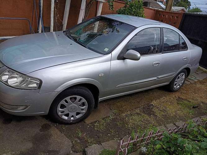 Auto sedan - Imagen 3