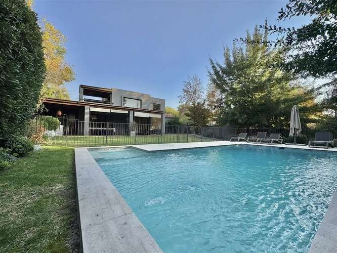 CASA INTELIGENTE CHICUREO 5D 4B  PISCINA Y PANELES SOLARES