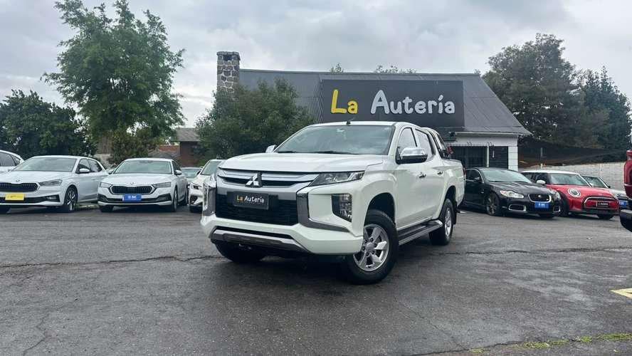 Mitsubishi L 200 2.2T KATANA CR DOBLE CABINA 4X2 EURO6 MT (2024)