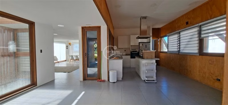 Casa en arriendo de 4 dormitorios 4 baños en Santo Domingo