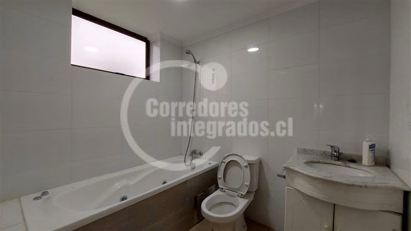 Casa en arriendo de 4 dormitorios 4 baños en Santo Domingo