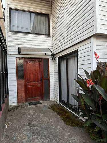 Se vende propiedad de dos pisos con cuatro dormitorios en Villa Don Max