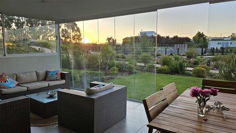 Depto 2 d con jardín en condominio Marbella Golf, amoblado