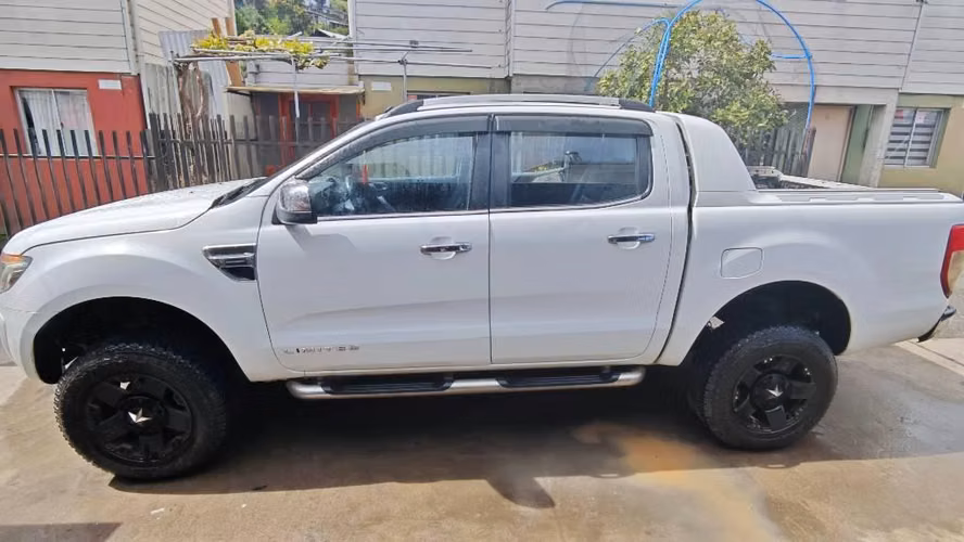 VENDO FORD RANGER LIMITED 2.5 2015 BENCINERA