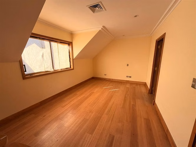 Casa remodelada en calle tranquila cercana Santiago College