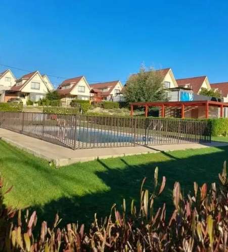 Se arrienda casa 2 pisos en condominio de Peñablanca