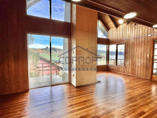 HERMOSA CASA REMODELADA 5D 3B CENTRO ANCUD, ESTACIONAMIENTOS