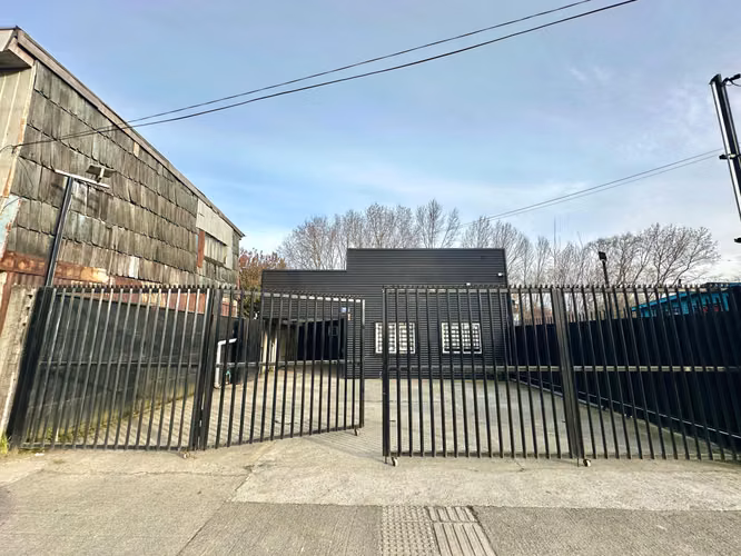 OFICINAS Y BODEGA CON AMPLIO ESTACIONAMIENTO EN VALDIVIA - Imagen 26