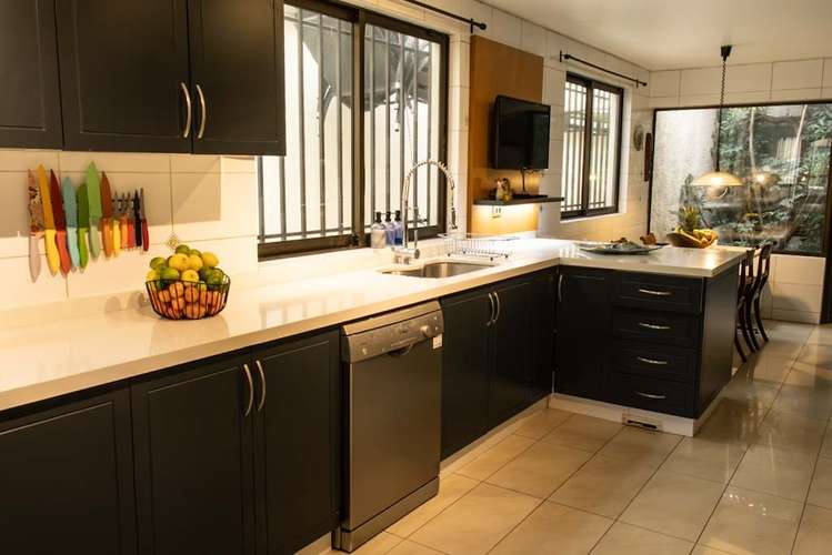 VENTA EXCELENTE CASA 7 HABITACIONES, MARAVILLOSO QUINCHO