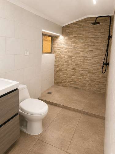 CASA - OFICINA  CON AMBIENTES AMPLIOS Y FUNCIONALES