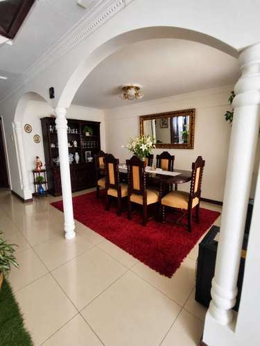 Moderna Casa con Excelente Conectividad (185896)