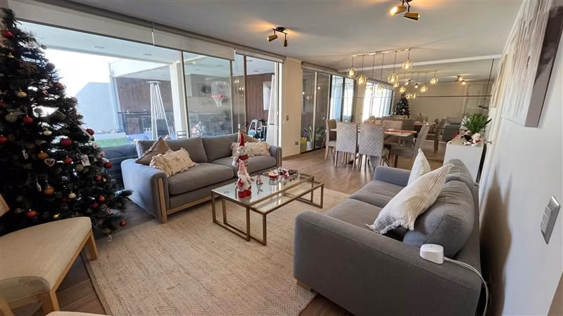 Casa en arriendo de 4 dorm. en Lo Barnechea