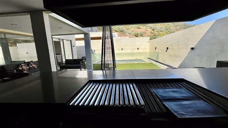 Casa en arriendo de 4 dorm. en Lo Barnechea