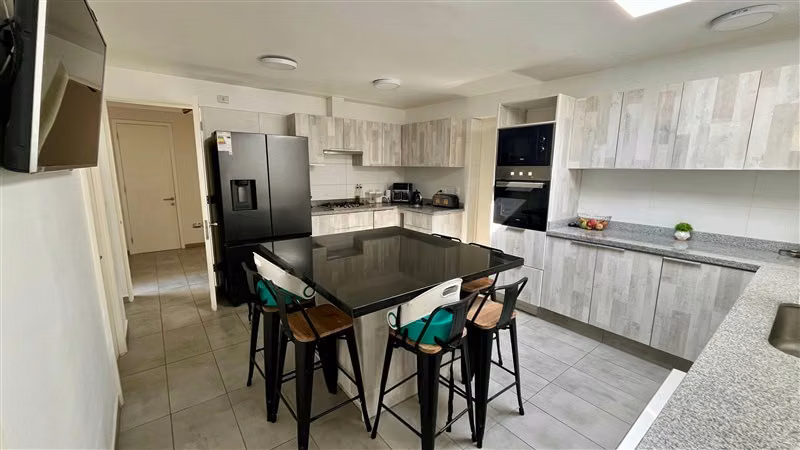 Casa en arriendo de 4 dorm. en Lo Barnechea