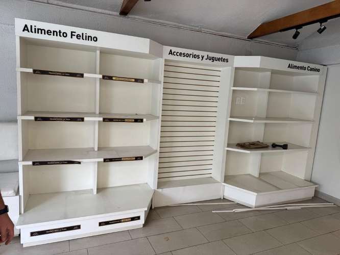 Rack de alimentos y accesorios veterinarios
