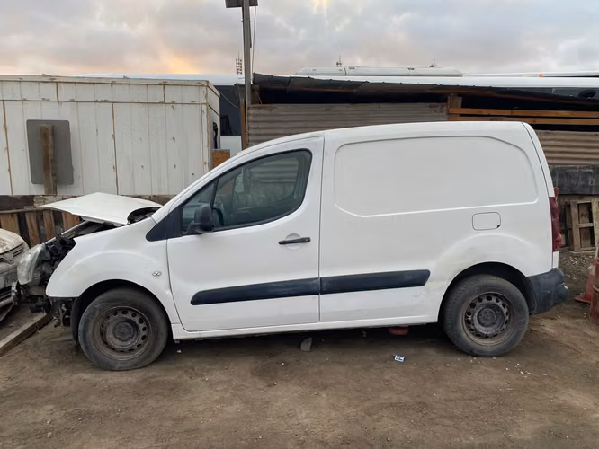 SE VENDE auto chocado  Para reparación o desarme
