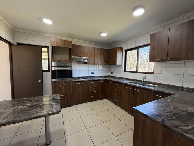 PROPIEDAD EN ARRIENDO EN EXCELENTE CONDOMINIO