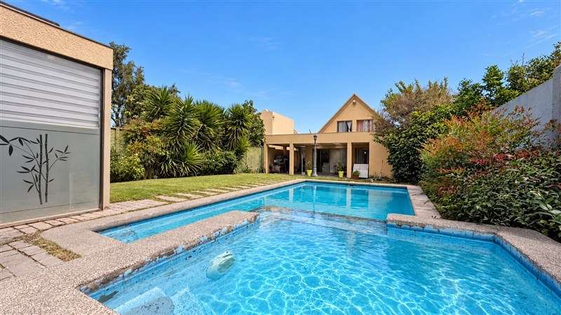Casa en venta de 4 dorm,Quincho ,Piscina. Chicureo, Colina.
