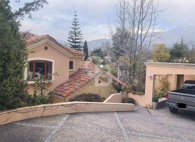 Casa familiar con comodos espacio y hermoso jardin - Imagen 2