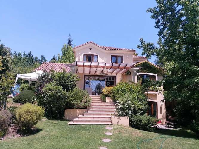 Casa familiar con comodos espacio y hermoso jardin