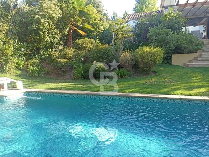 Casa familiar con comodos espacio y hermoso jardin - Imagen 4