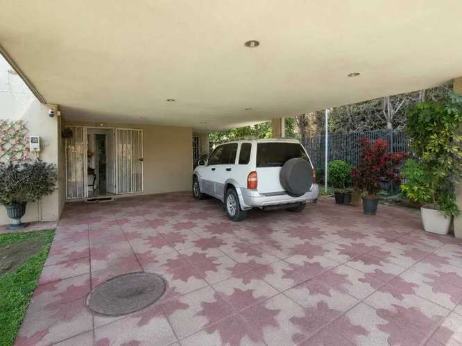 Vivienda Amplia, Luminosa en Sector Tranquil (185998)