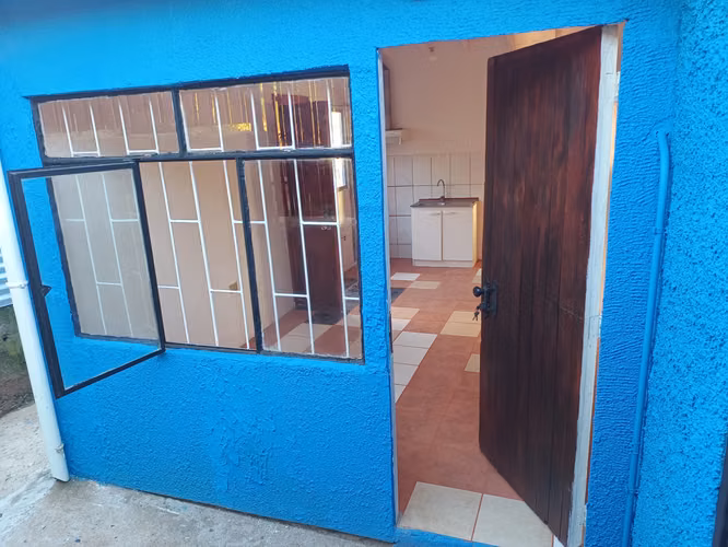 Arriendo pequeña casa sector Valencia en Quilpue