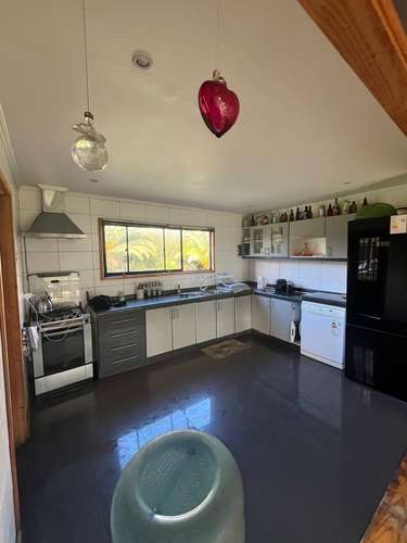 IMPERDIBLE! PARCELA CON 2 CASAS, PISCINA Y JARDÍN - Imagen 12