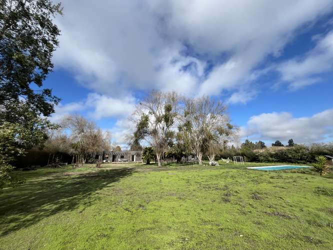 IMPERDIBLE! PARCELA CON 2 CASAS, PISCINA Y JARDÍN - Imagen 7