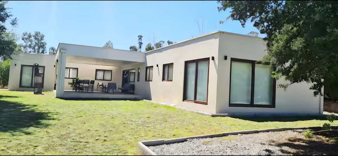 GRAN CASA  MODERNA CON PISCINA , TINAJA Y CANCHA DE FUTBOL