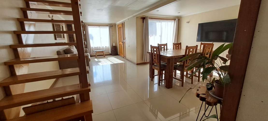EXCELENTE CASA DE DOS PISOS 2D 2B EN LANCO POR 63 MILLONES