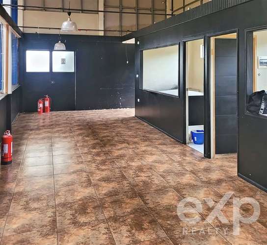Arriendo galpón 300 m habilitado con oficina y baños, Concón