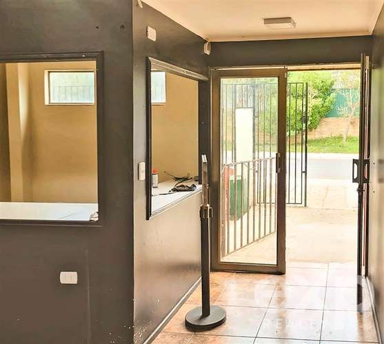 Arriendo galpón 300 m habilitado con oficina y baños, Concón